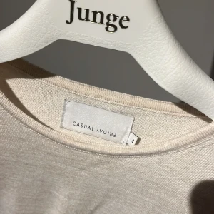 Beige casual friday tröja - Hej, säljer en snygg beige tröja från casual friday. Storlek S och är i bra skick då jag bara använt den två gånger. Skriv till mig vid fler funderingar. Mvh Marius😁