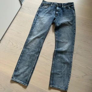 Jeans - Blå raka jeans med cool tvätt! Skriv om du har frågor och kom gärna med prisförslag!🍁