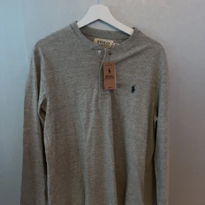 Ralph Lauren Tröja - Säljer nu denna ralph lauren tröja då jag aldrig har använt den, den är Strl M men passar även S bra, beställd från zalando för 1400kr.