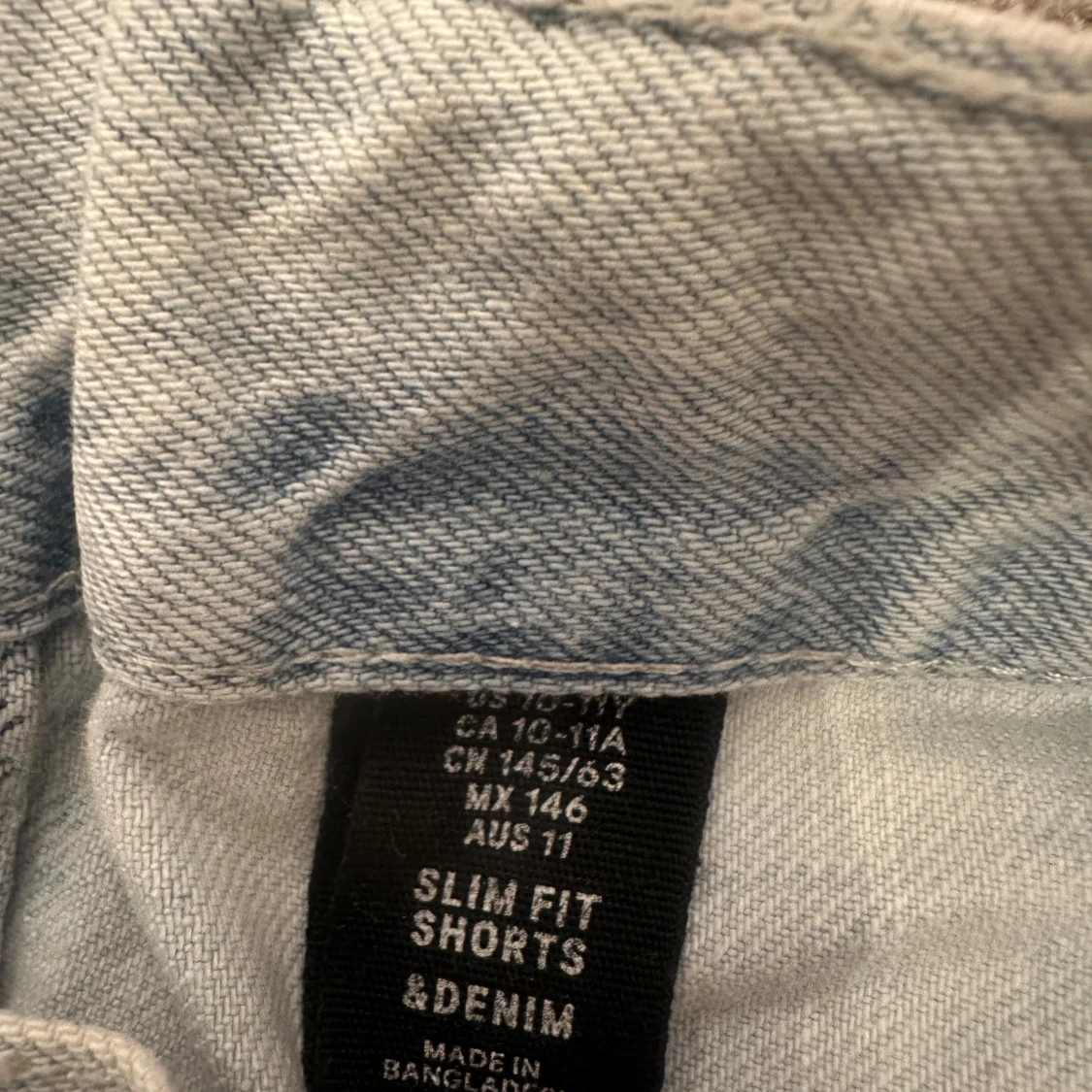 Ljusa jeansshorts med slitningar - 90