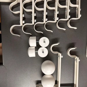 Gardin tillbehör - Vägg/tak fästen till gardiner med tillhörande  ändknoppar. 3par dubbla och ett par enkla. Alla knoppar finns med. Nypris 240kr