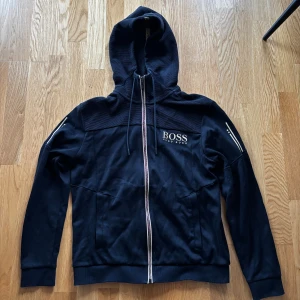 Hugo boss zip - Snygg zip hoodie från Hugo boss som tyvärr är för liten för mig. Använd fåtals gånger