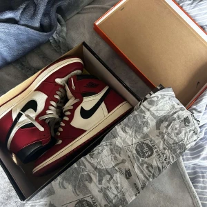 Jordan 1 Retro High OG Chicago lost and found - Bra skick, skosnören är smutsiga. Kostar 50 kr för nya. Annars väldigt bra skick. 