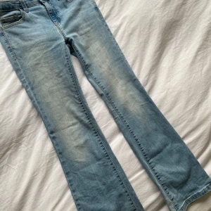 Jeans  - Säljer dessa fina blåa jeans i storlek 152 (barnstorlek) eftersom att de är för små och korta för mig! De är i bra skick men syns att de blivit använda då de är lite smutsiga längst ner (bild 3) + ett märke på byxan men det syns nästan inte (bild 4) 💗💗