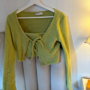 Superfin litet set från Bershka ❣️ - Jättegullig topp med ett linne från Bershka 🌸helt oanvänd. Passar både S & M.