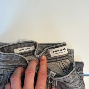Jack n jones jeans - Den populära modellen Chris loose säljes då jag beställde fel storlek, utan tvekan bästa jeansen jag använt. Pris kan diskuteras   Strl  32/32