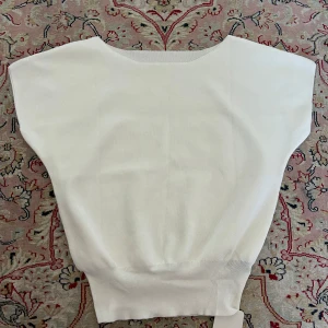 Vit t-shirt - Aldrig använd med taggen kvar.