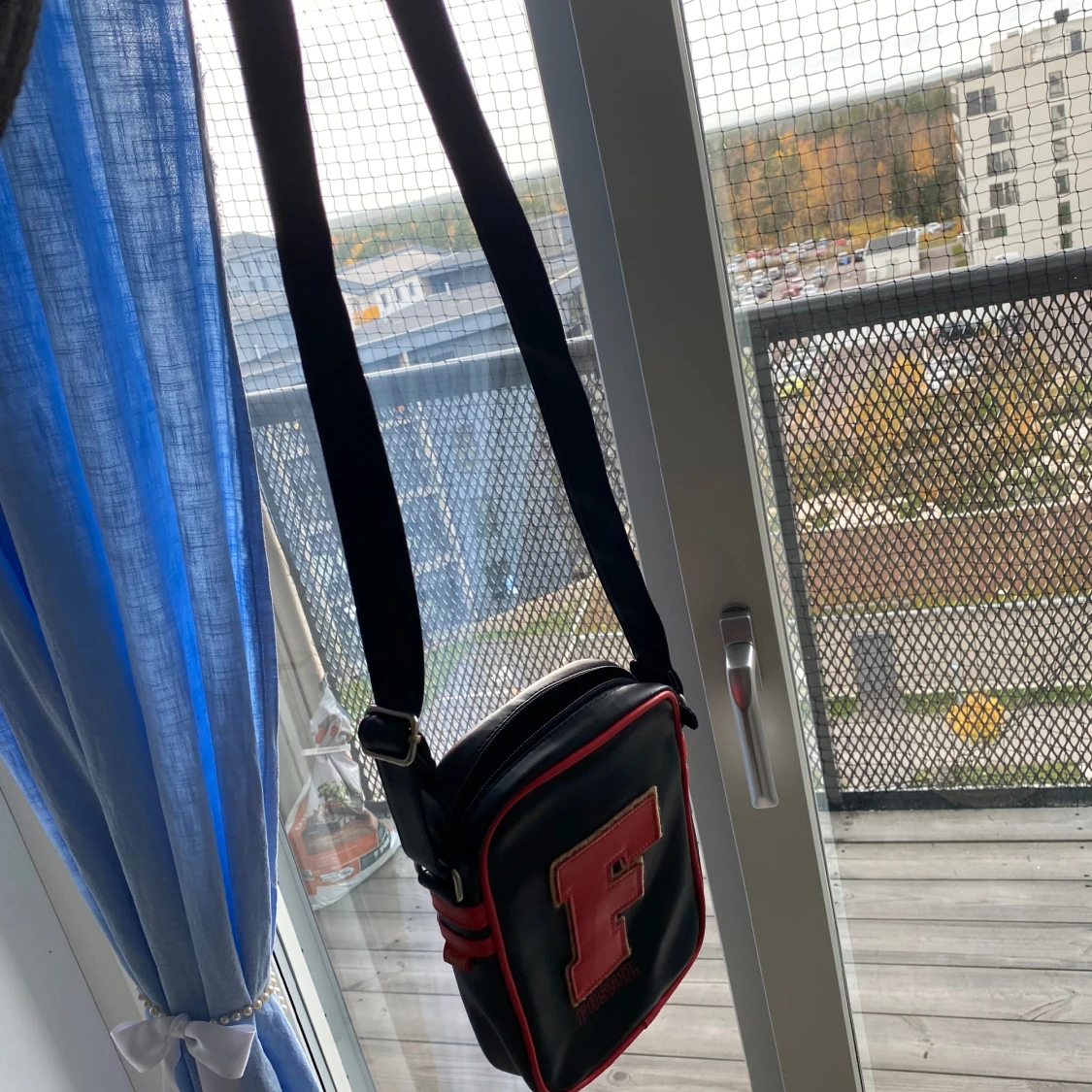 Svart röd väska - 90