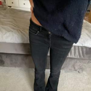 Svarta bootcut jeans från zara, stl 34