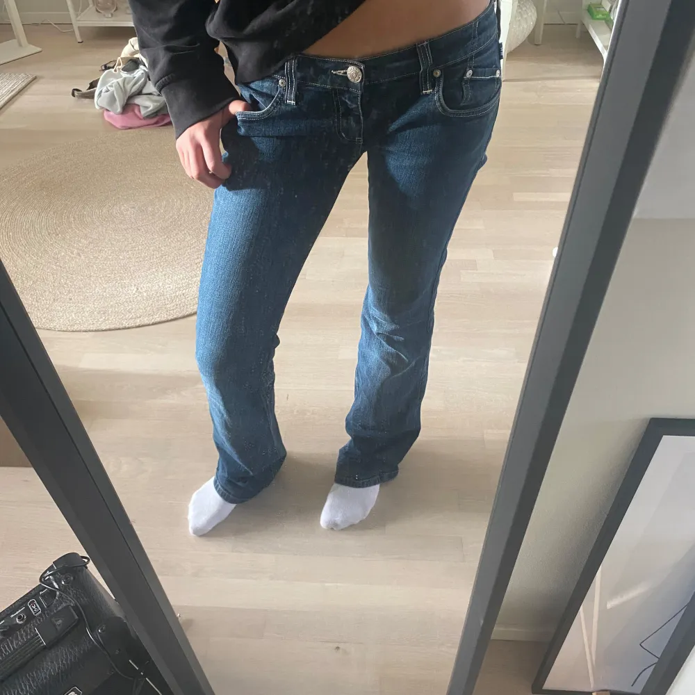 Skit snygga lågmidjade victoria Beckham jeans. De är äkta. Köpte för 1500kr. Sytt om dem tajtare själv. Är 173. Midjemått- 39cm (tvärs över) Innerbenslängd- 88cm. Jeans & Byxor.