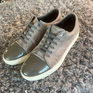 Lanvins - Tja, säljer mina lanvins eftersom jag inte använder de längre. Använde de under vinter perioden 2023/24. De är fortfarande i bra skick bara ett litet jack längst fram, går knappt o se vid användning(se bild 4). Pris går att diskuteras!