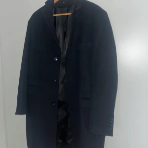 Svart kappa  - Svart kappa från Gabetti. Storlek 50 motsvarar L 