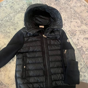 Moncler cardigan - Storlek S svart knappast använd