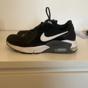 Nike skor - Använda, med bra skick. Lite smutsiga. Pris kan diskuteras 