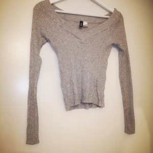 Långärmad topp - Super fin tröja, använd endast 1 gång. Den är i väldigt fint skick. 
