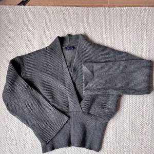 Stickad tröja - Stickad tröja från Chiquelle. One size. Kort avsmalnande vid midja. 