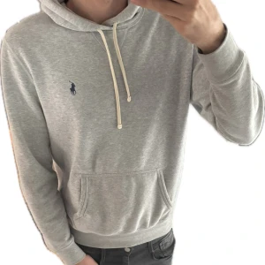 Ralph Lauren Hoodie - Superklassig hoodie från Ralph Lauren som inte används längre. Storleken är S - jag är 183 & 71kg Passar otroligt bra tillsammans med en fältjacka!  Originalpris är 2100:- & slutsåld på Ralphlauren.eu