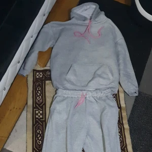 Syna world tracksuit  -  Använt bara 2 gånger ,Passar båda L/M jätte sköna, passar vinter och byxorna är lite baggy  där nere 