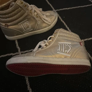 1 D sneakers❤️ - Ond direction sneekers endast använda 3 gånger så så gott som nya