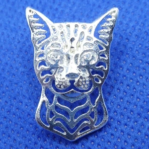 Pin - Katt - Pin katt i silver, oanvänd. ✨️Titta igenom alla mina upplagda och köp fler saker i bundle för att spara på frakten och få allt du köpt i ett och samma paket✨️