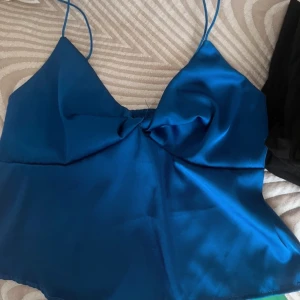 Satin topp med prislapp kvar  - Inga defekter, prislappen finns kvar 