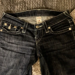 True religion jeans - Skit snygga lågmidjade bootcut true religion jeans som tyvärr va för stora! Midjemått:37 cm raköver innerben: 80💗