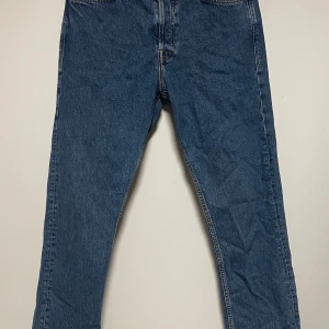 Jack & Jones Chris - •Jack and Jones Chris / Loose •Nyskick, tvättade en gång •Storlek w31 / l32 •Mått:  -midja: 42 cm -ytterben: 105 cm -innerben: 78 cm -fotled: 19 cm Skriv vid övriga funderingar❤️