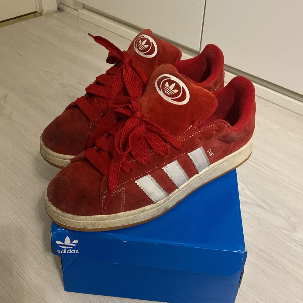 Ett par snygga röda adidas campus 00’s! Sparsamt använd Storlek 45 1/3 Priset kan diskuteras!. Skor.