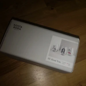 Kosta boda glas - Aldrig packat upp dom. All about you heter glasen. 
