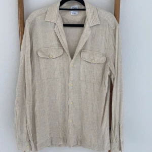 Herr-skjorta Zara - Beige herr-skjorta från Zara men passar även tjejer såklart Jättefint skick Storlek XL men är mer som en L