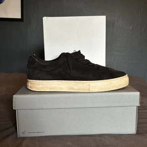 Vagabond Sneakers - Säljer dessa svarta Vagabond Sneakers i bra skick, lite sletna i hälen (kom privat för bild). Köpta för 1400 på deras hemsida, kvitto kan nog hittas. Pris ej hugget i sten så kom med förslag! Box och allt medföljer!