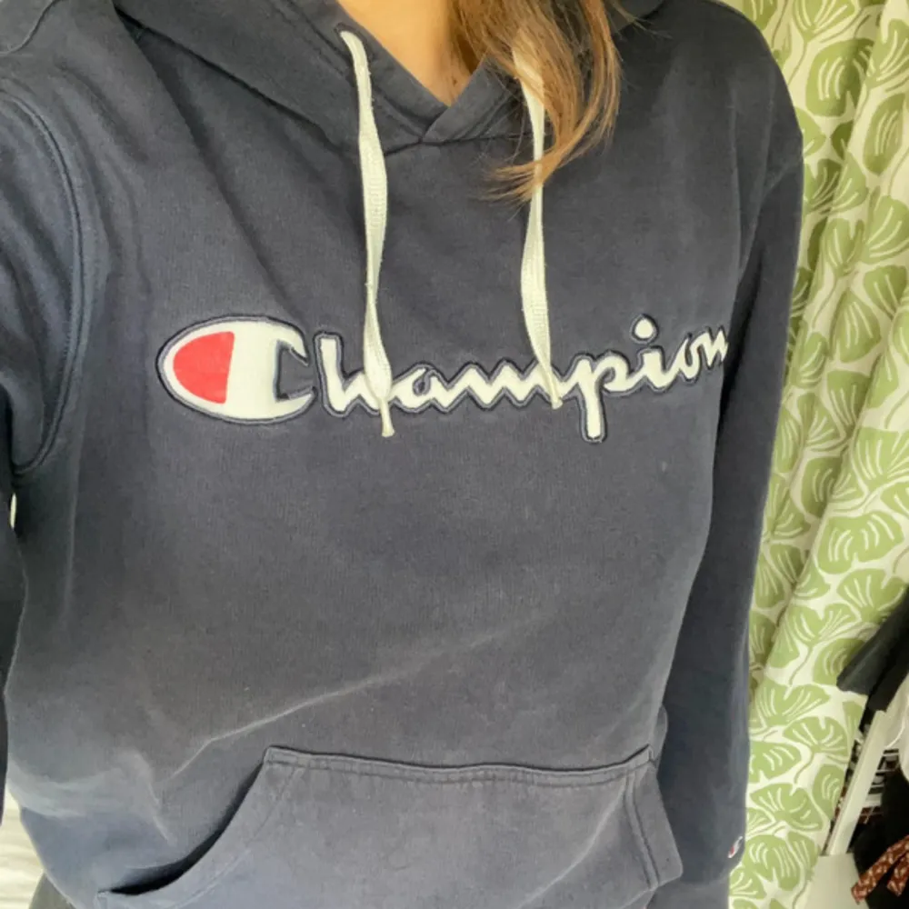 Hoodie från champion med luva. I ganska bra skick. Storlek medium men skulle även passa large. Hoodies.