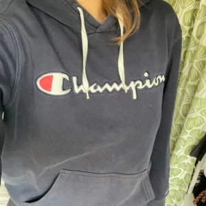 Hoodie Champion - Hoodie från champion med luva. I ganska bra skick. Storlek medium men skulle även passa large