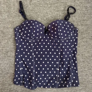 Söt prickig korsett topp - Prickig korsett topp från H&M som inte säljs längre, har en fläck på ena kupan som knappt syns 💗