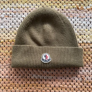 Moncler mössa  - Ylle Moncler mössa militär grön färgad gott skick 8/10 Äkta så klart☺️