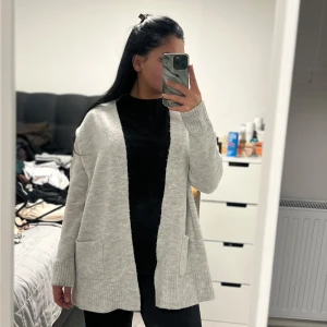 Grå cardigan - Grå cardigan från Primark, storlek XS pris 100kr
