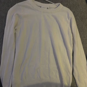 Vila stickad tröja - Basic stickad tröja från Vila som inte kommer till användning!💕Den är lite nopprig men inget man tänker på☺️