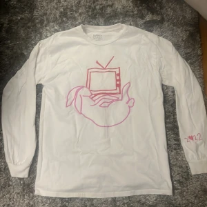 Harry styles tröja  - Harry styles tröja helt oanvänd!  Superfin skick.  Storlek M (lite stor i storleken) 