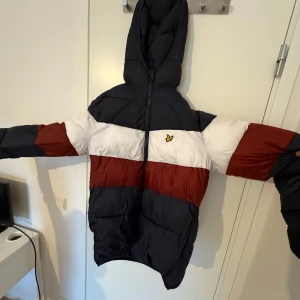 lyle scott jacka  - har defekter(se bild)