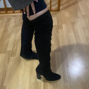 Knähöga boots - Super sexiga knähöga klackar i en typ mocka material, super fina nu inför hösten och halloween! 👻 helt oanvända! hör av er vid minsta fundering❤️