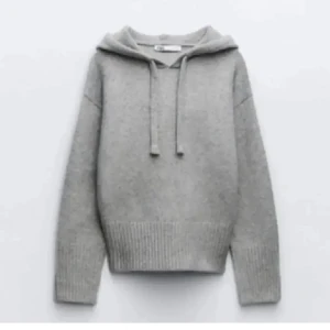 Populär zara Hoodie - Säljer min gråa stickade hoodie från zara son inte säljs längre, säljer pågrund av att den inte kommer till användning längre. Skriv för fler bilder 💕