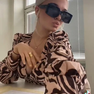 Zebramönstrad klänning XS - En zebramönstrad långklänning i storleken xs.  Använd ett fåtal gånger och är så otroligt elegant. Skönt material och snygg vid ett festligt tillfälle!  Säljer för 75:-