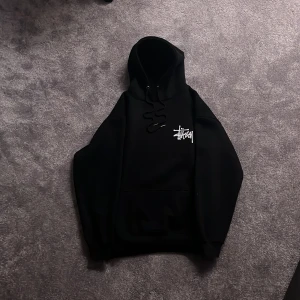 Stussy hoodie limited edition  - Mått: large Andvänd lite fortfarande bra kvalitet