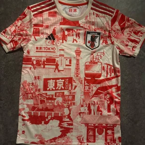Japan Special Edition tröja - Det här är en fin koncepttröja från Japans landslag till salu. Det menas alltså att den inte är äkta. Väldigt fin tröja generellt. 