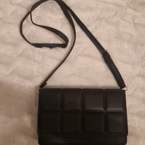 Väska - Basic cross over väska!