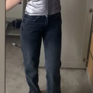 Lågmidjade raka jeans - Ett par lågmidjade raka jeans från Gina Tricot. Använda några få gånger och är i nyskick💕💕