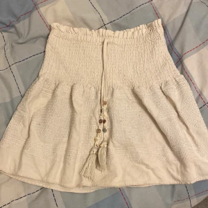 Kjol - Hej säljer min jätte fina kjol då den är lite för stor för mig. Jätte bra skick då den har använts ett få tall gånger. Pris kan diskuteras