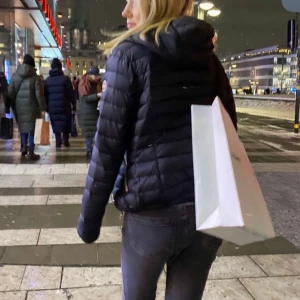 colmar jacka - jag säljer nu min colmat jacka då den inte kommer till användning, den har två defekter (kom privat för bild) ❣️priset går att diskutera!