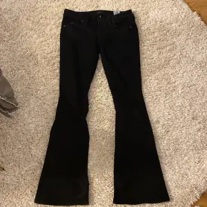 Säljer mina svarta true religion i stolen w26 då dom är för stora.  Ganska välanvända men inga mer defekter än att de är ganska söndertrampade. På bilden är de ej tvättade men dom är såklart tvättade om någon köper🩷