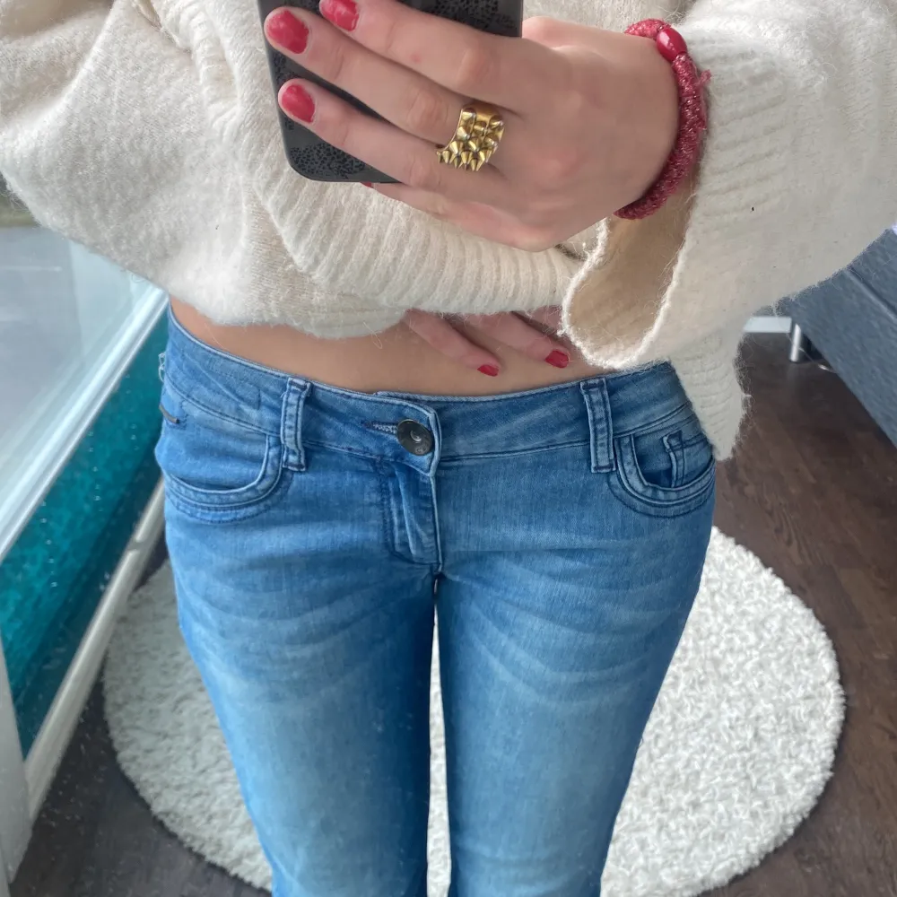 Jätte snygga bootcut jeans från cross passar som en 34/36 🥰 Jag är 168 och midjemått är 78❤️. Jeans & Byxor.